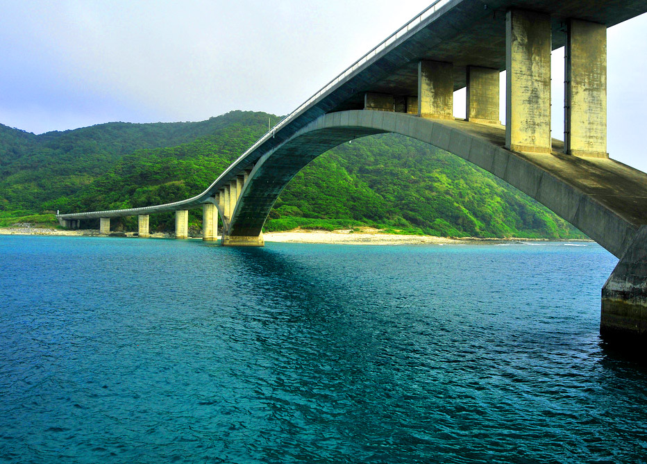 The bridge between  Aka and Geruma islands.